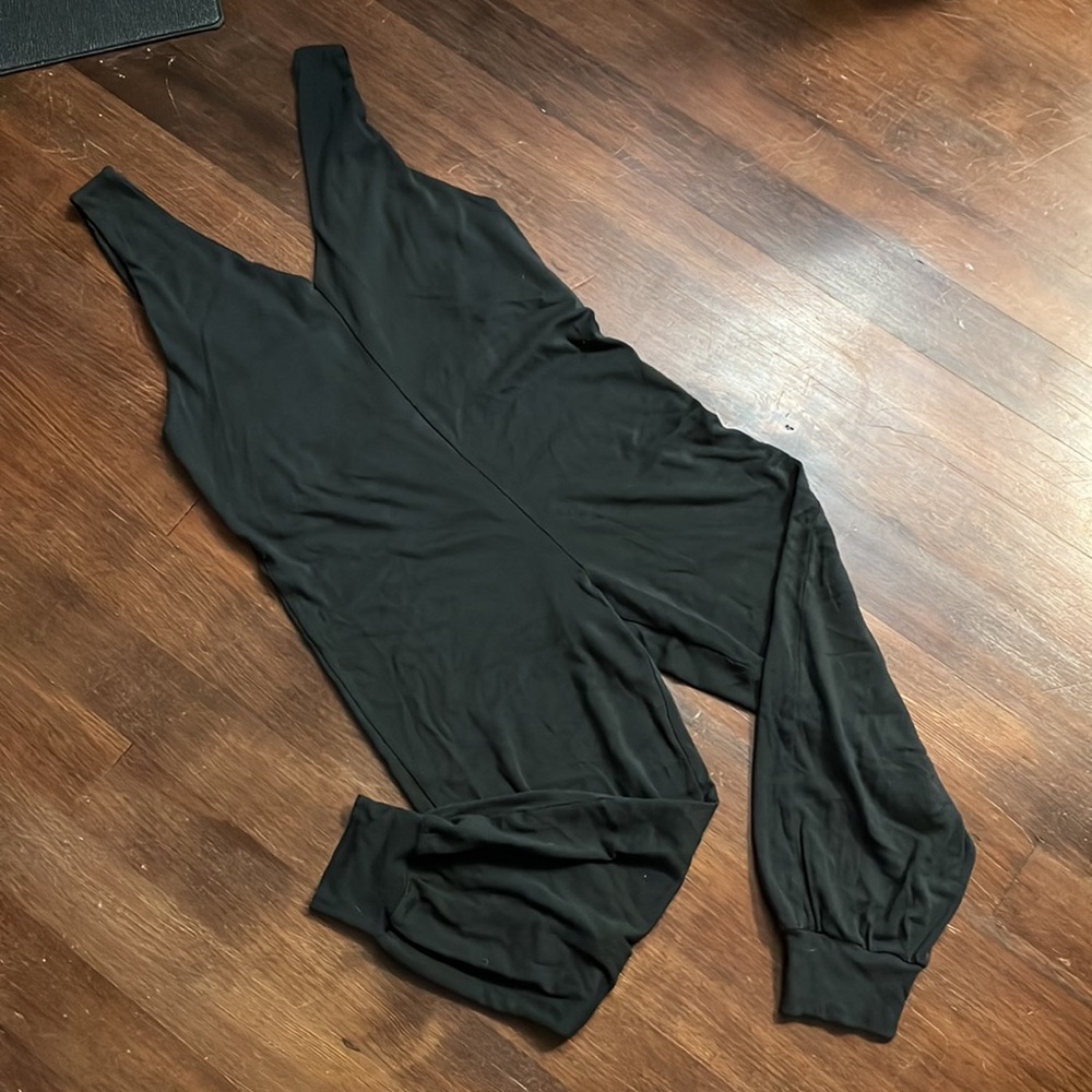 Cozy gray jersey jumpsuit with deep V neck and back